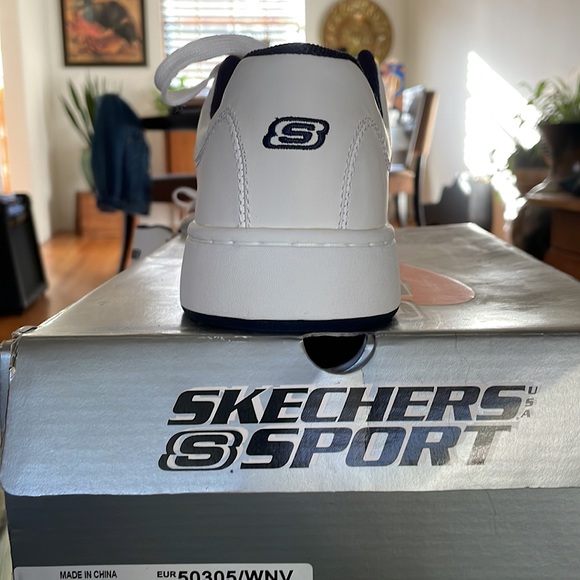 Skechers Navy on White Walking Shoes, U.S. Size 9 - Picture 2 of 4